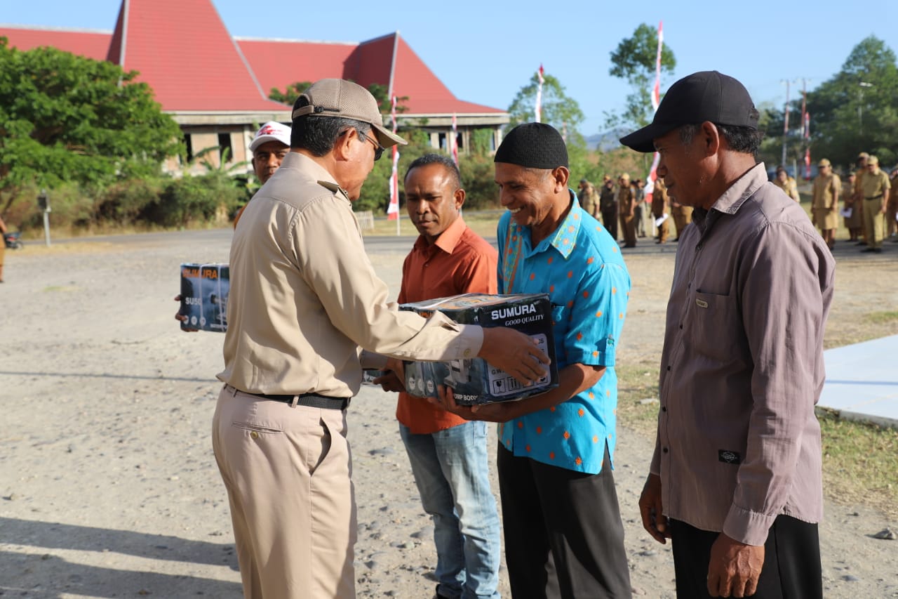 Bupati Nagekeo serahkan Bantuan Water Pump Untuk Kelompok P3A (3)