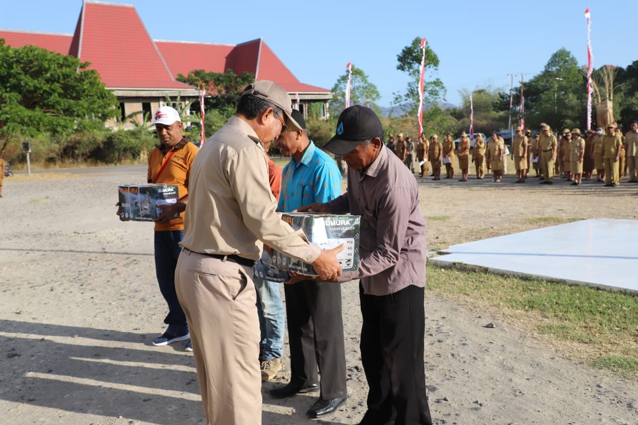 Bupati Nagekeo serahkan Bantuan Water Pump Untuk Kelompok P3A (4)