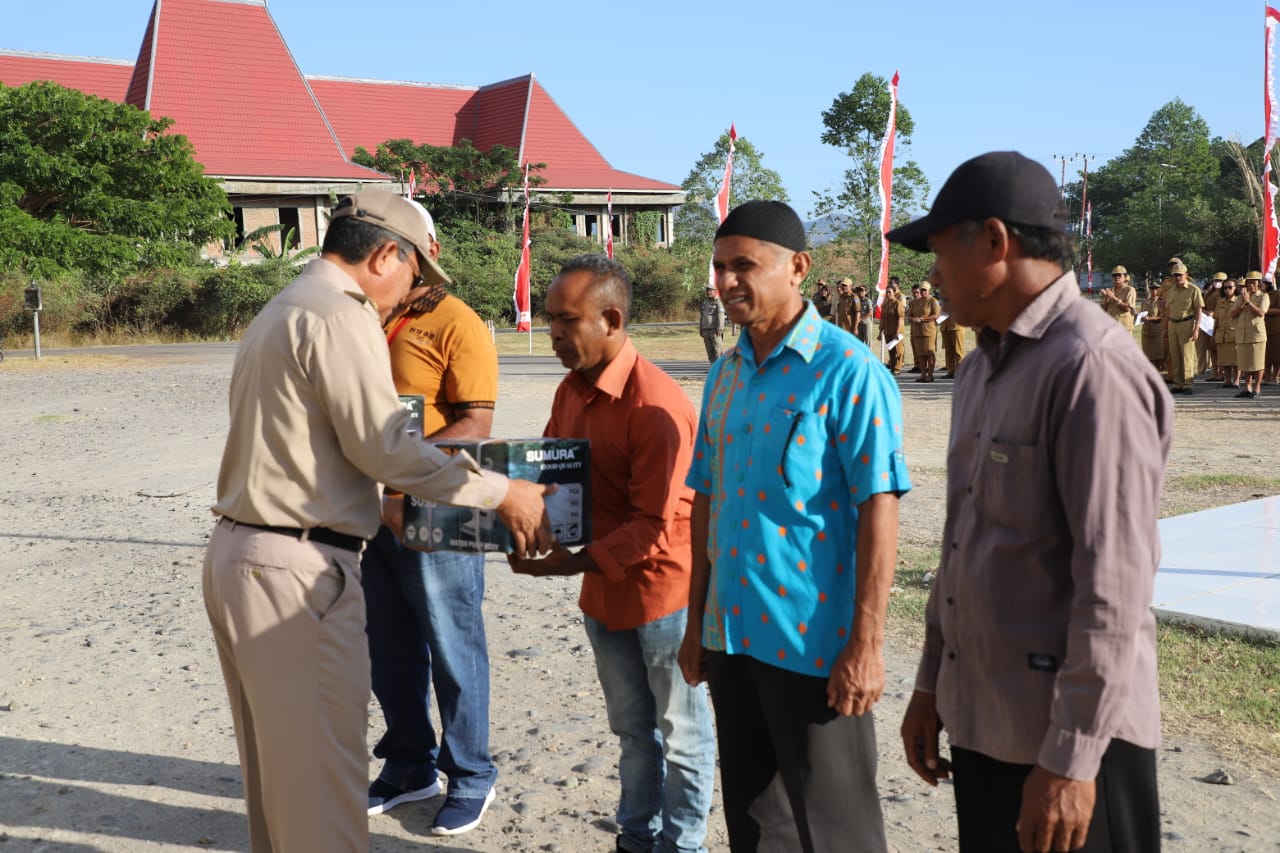 Bupati Nagekeo serahkan Bantuan Water Pump Untuk Kelompok P3A (5)