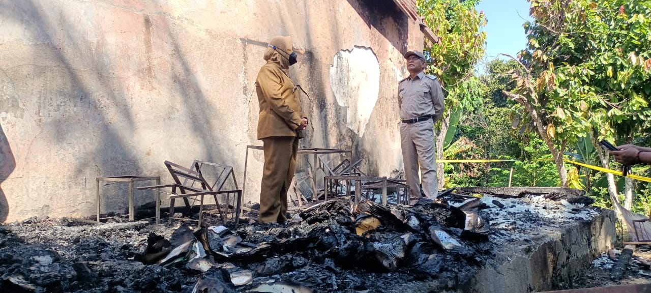 Bupati Nagekeo Tinjau Lokasi Kebakaran di SDI Wolooka