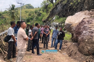 Wakil Bupati Nagekeo Tinjau Lokasi Longsor di Ruas Jalan Maunori-Nangaroro