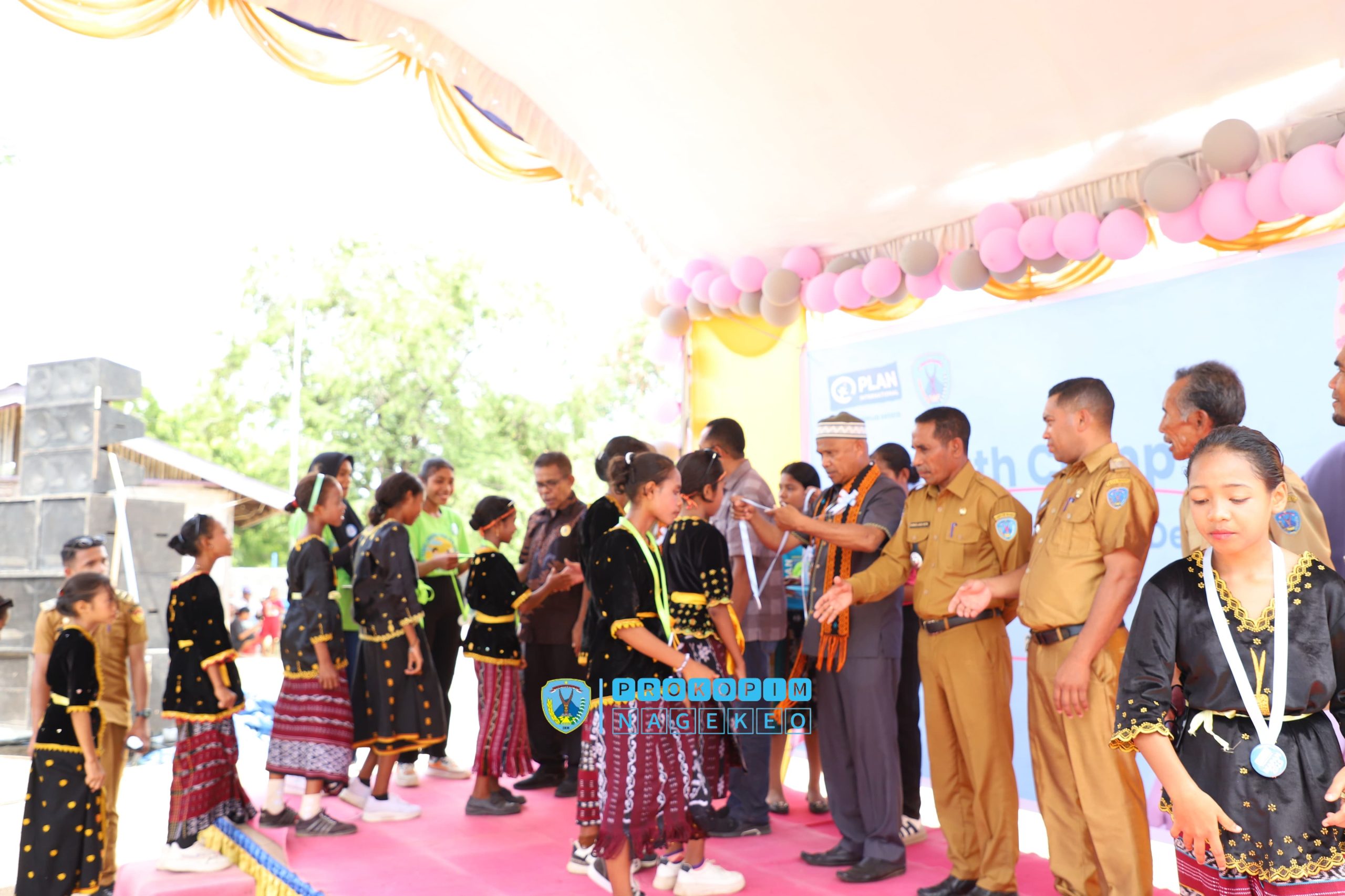 Bupati Simplisius Donatus membuka kegiatan Youth Camp AMAN Tingkat Kabupaten Nagekeo (3)
