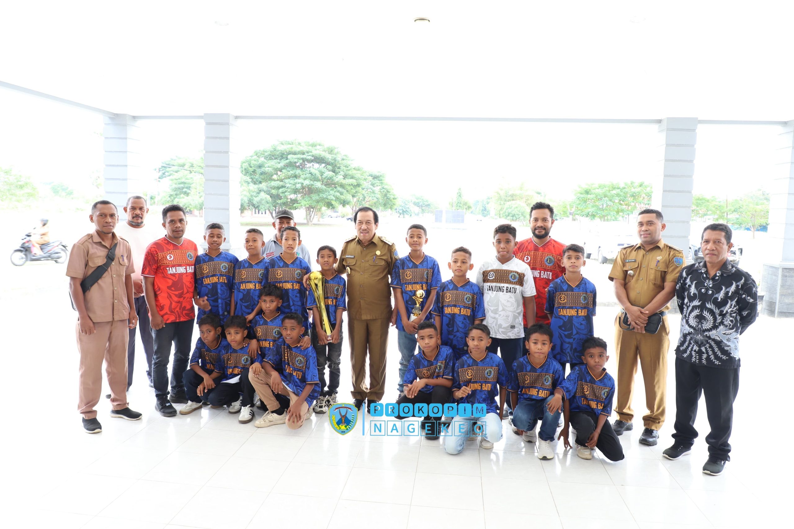 Bupati Nagekeo Lepas Keberangkatan Kontingen Sepak Bola Putra Nagekeo U-12 Menuju Jakarta (2)