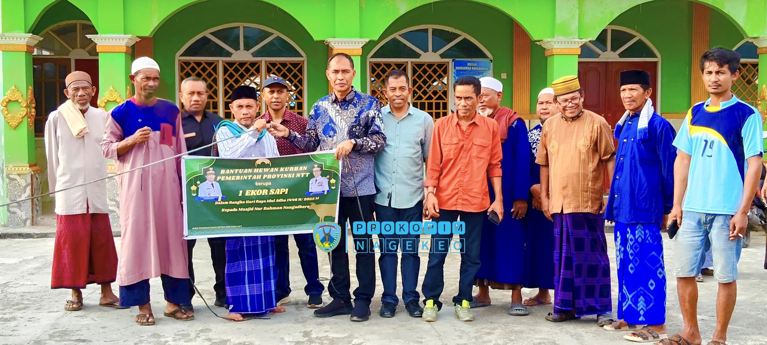 Gubernur NTT Serahkan Bantuan Hewan Qurban di Masjid Nurrahman Nangadhero (1)