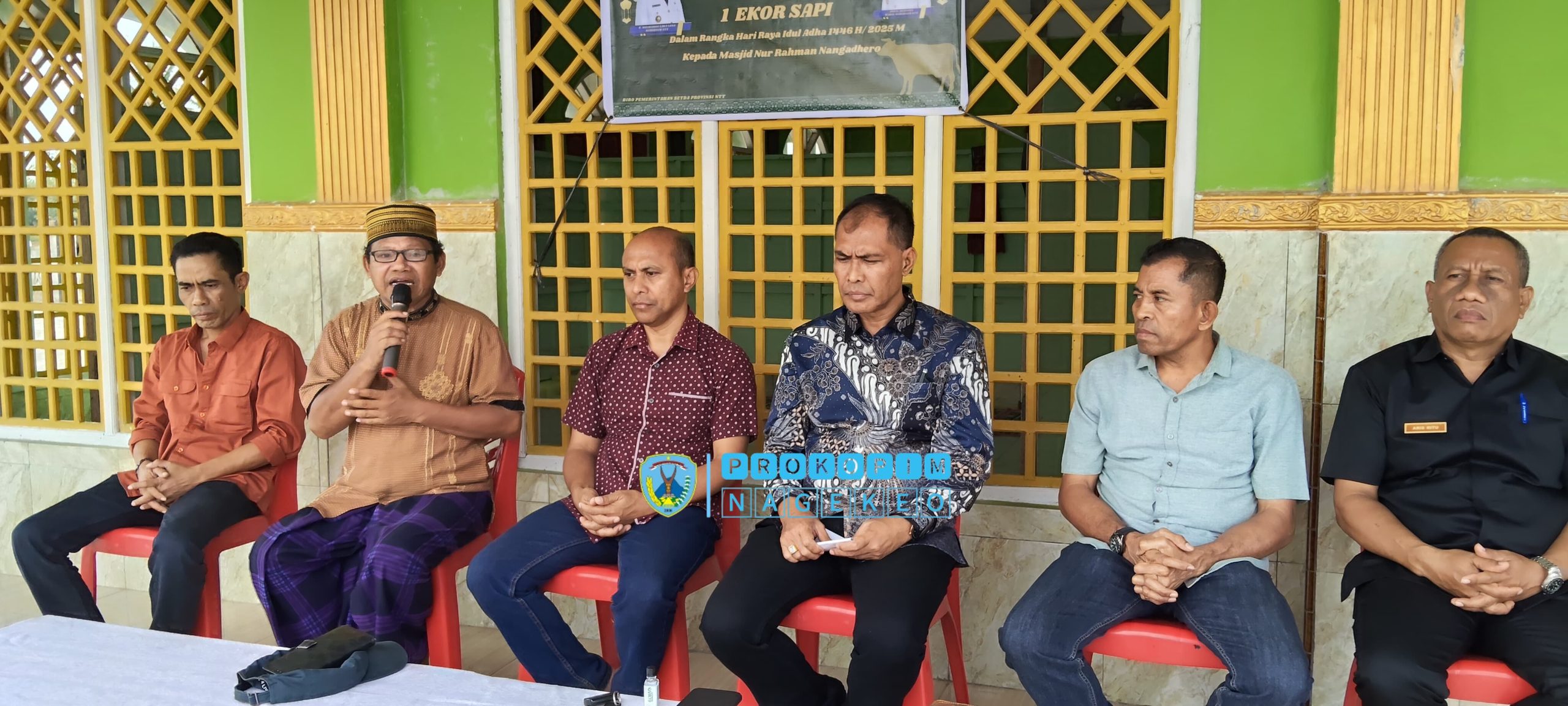 Gubernur NTT Serahkan Bantuan Hewan Qurban di Masjid Nurrahman Nangadhero (4)