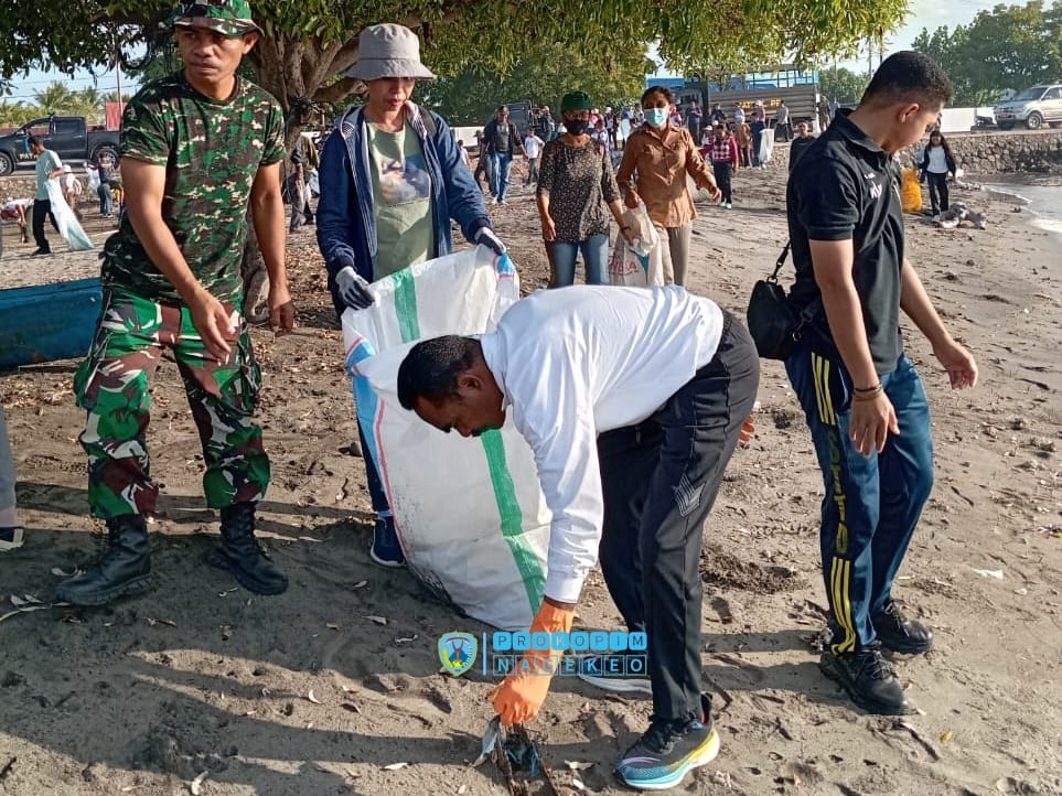 Wakil Bupati Nagekeo Pimpin Aksi Nyata Bersih Sampah Plastik (1)