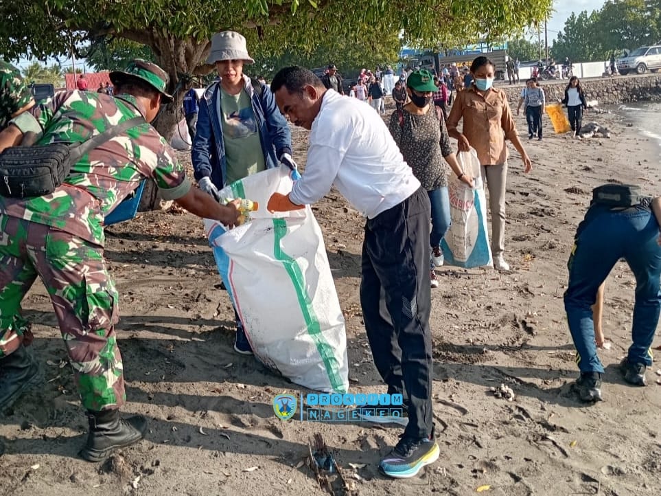 Wakil Bupati Nagekeo Pimpin Aksi Nyata Bersih Sampah Plastik (4)