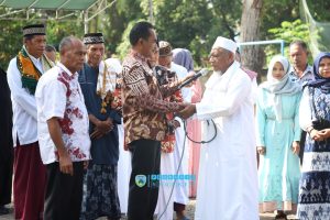 Wakil Bupati Nagekeo Serahkan Bantuan Hewan Qurban Kepada Masjid Nurul Iman Maukeli