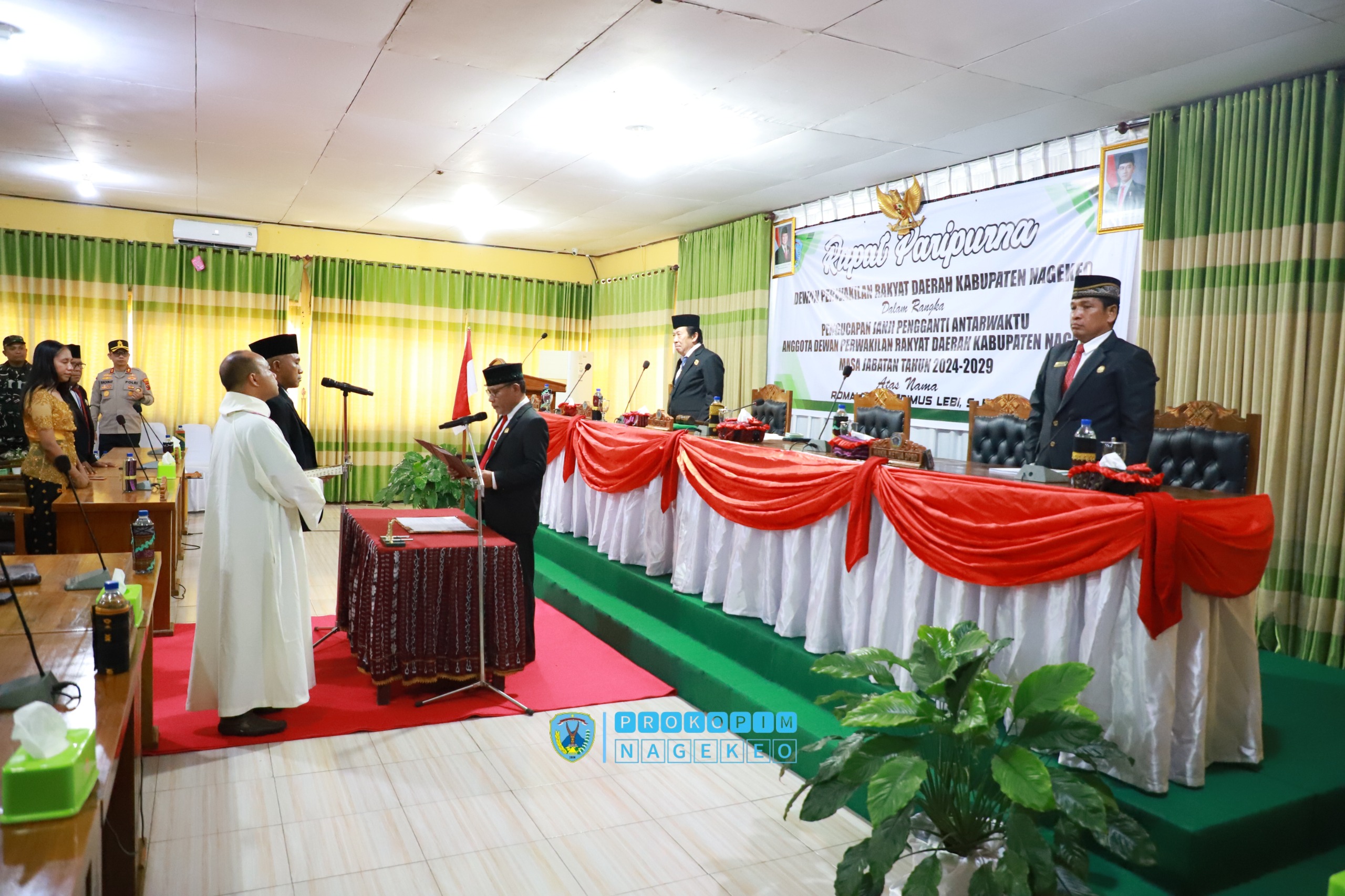 Bupati Nagekeo Menghadiri Acara Peresmian Pengangkatan PAW Anggota DPRD Kabupaten Nagekeo Masa Jabatan Tahun 2024-2029 (5)