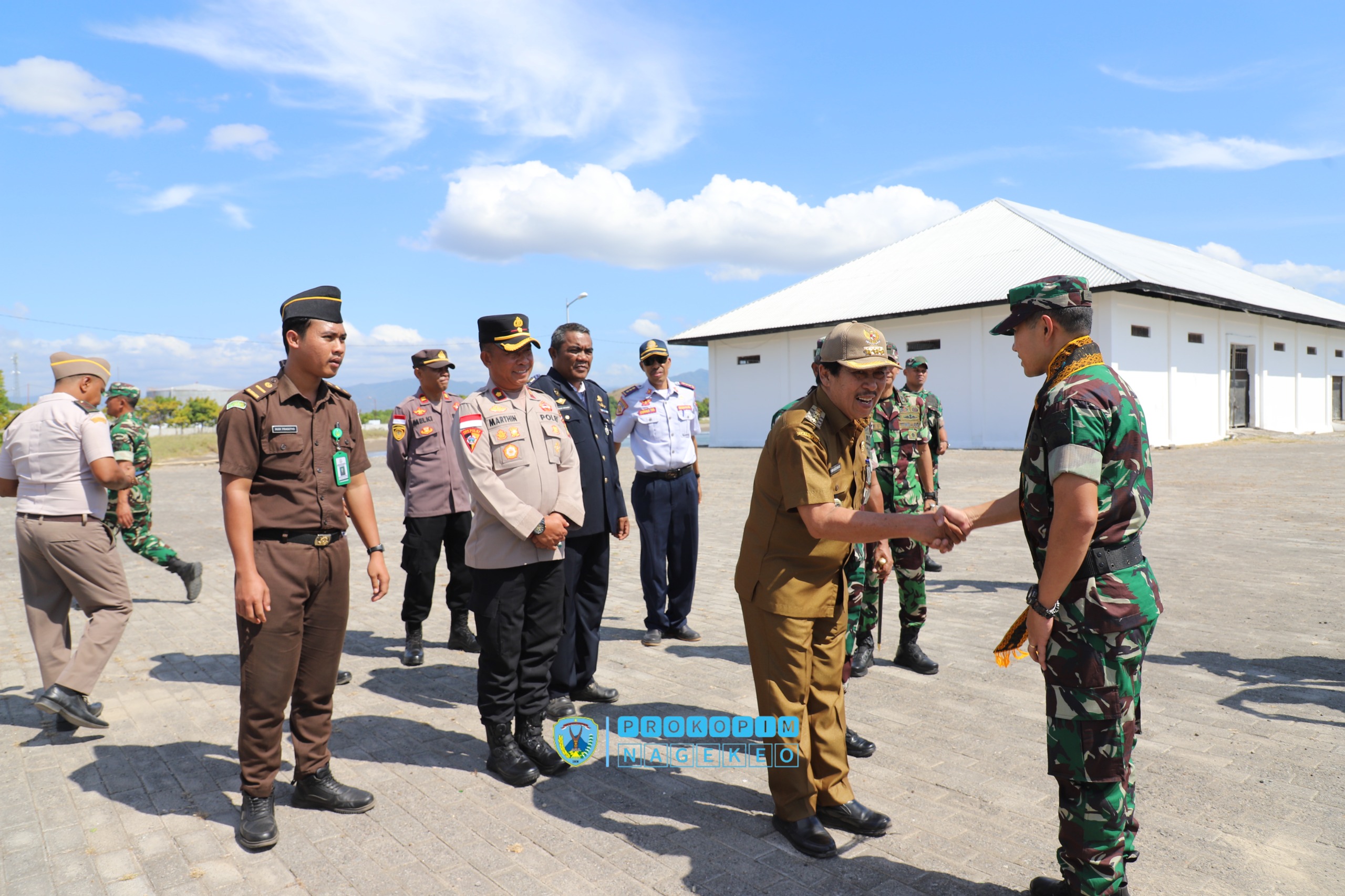 Bupati Nagekeo menghadiri Apel Penyambutan Personil Yonif TP 834MW Nagekeo (3)