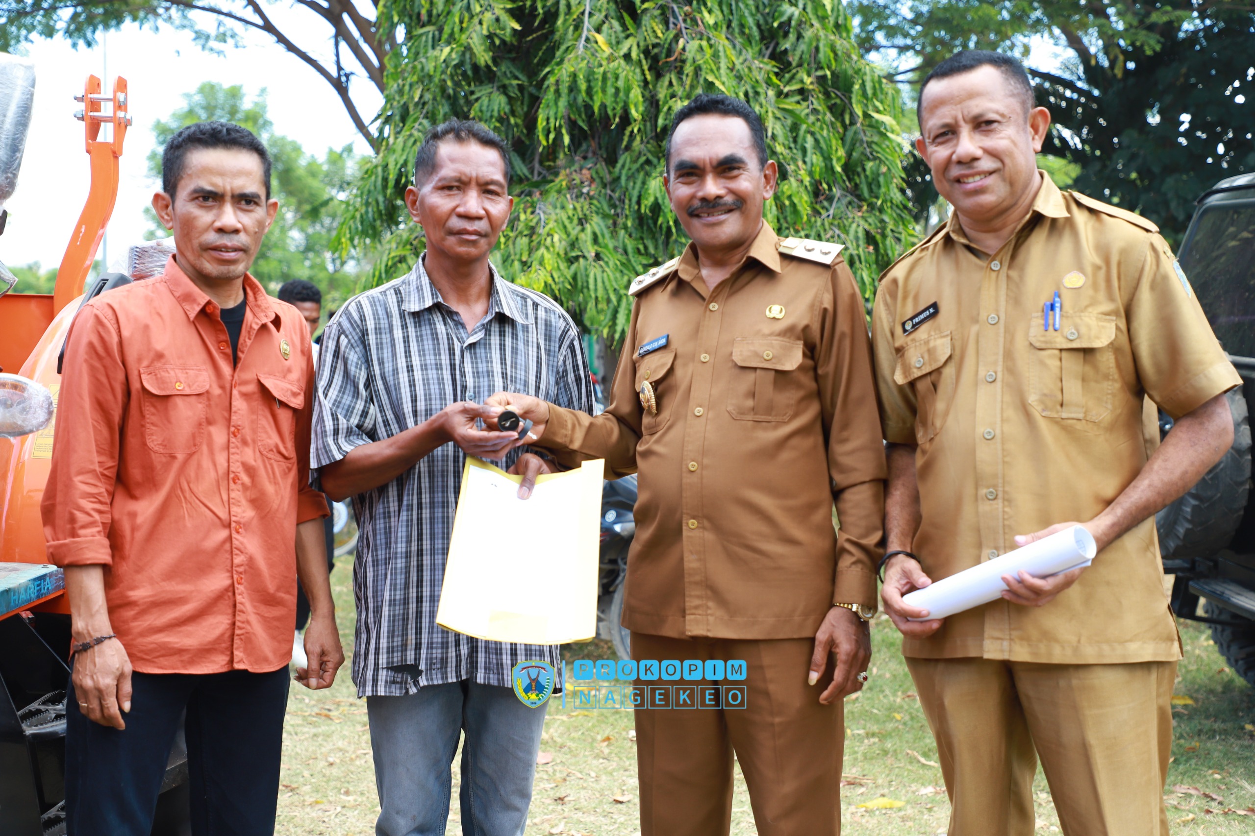 Wakil Bupati Nagekeo Serahkan Bantuan Alsintan kepada Kelompok Tani (2)