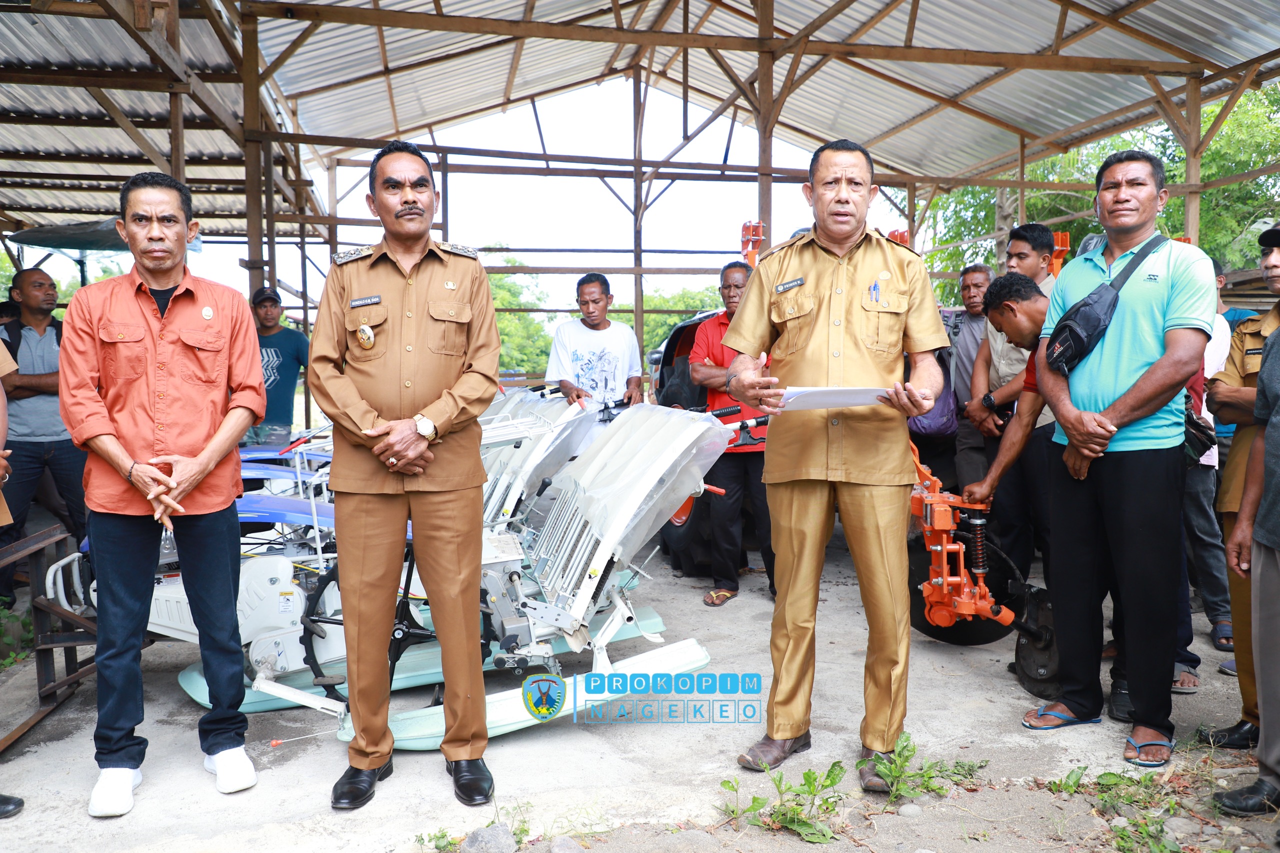 Wakil Bupati Nagekeo Serahkan Bantuan Alsintan kepada Kelompok Tani (5)