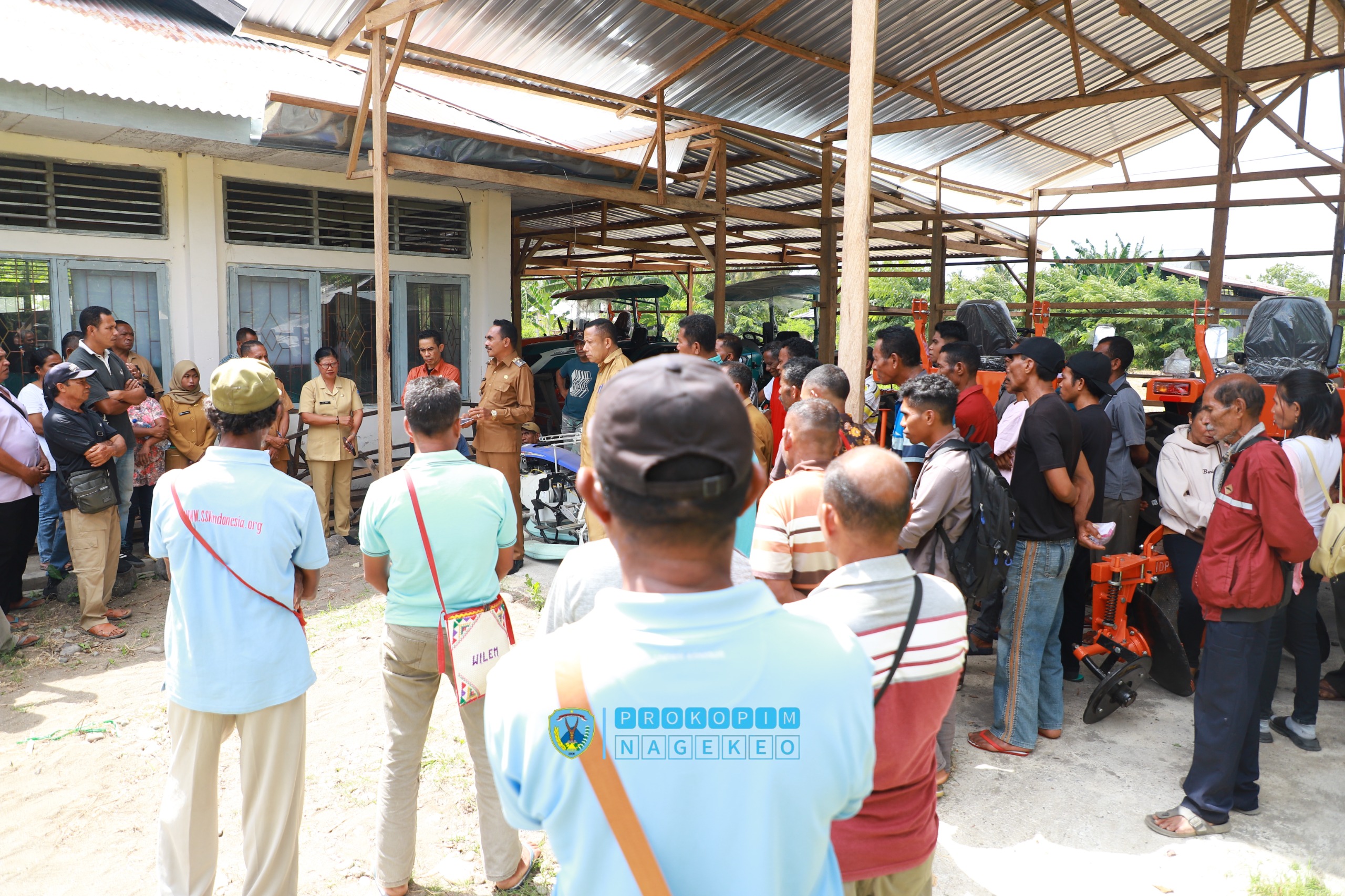 Wakil Bupati Nagekeo Serahkan Bantuan Alsintan kepada Kelompok Tani (6)