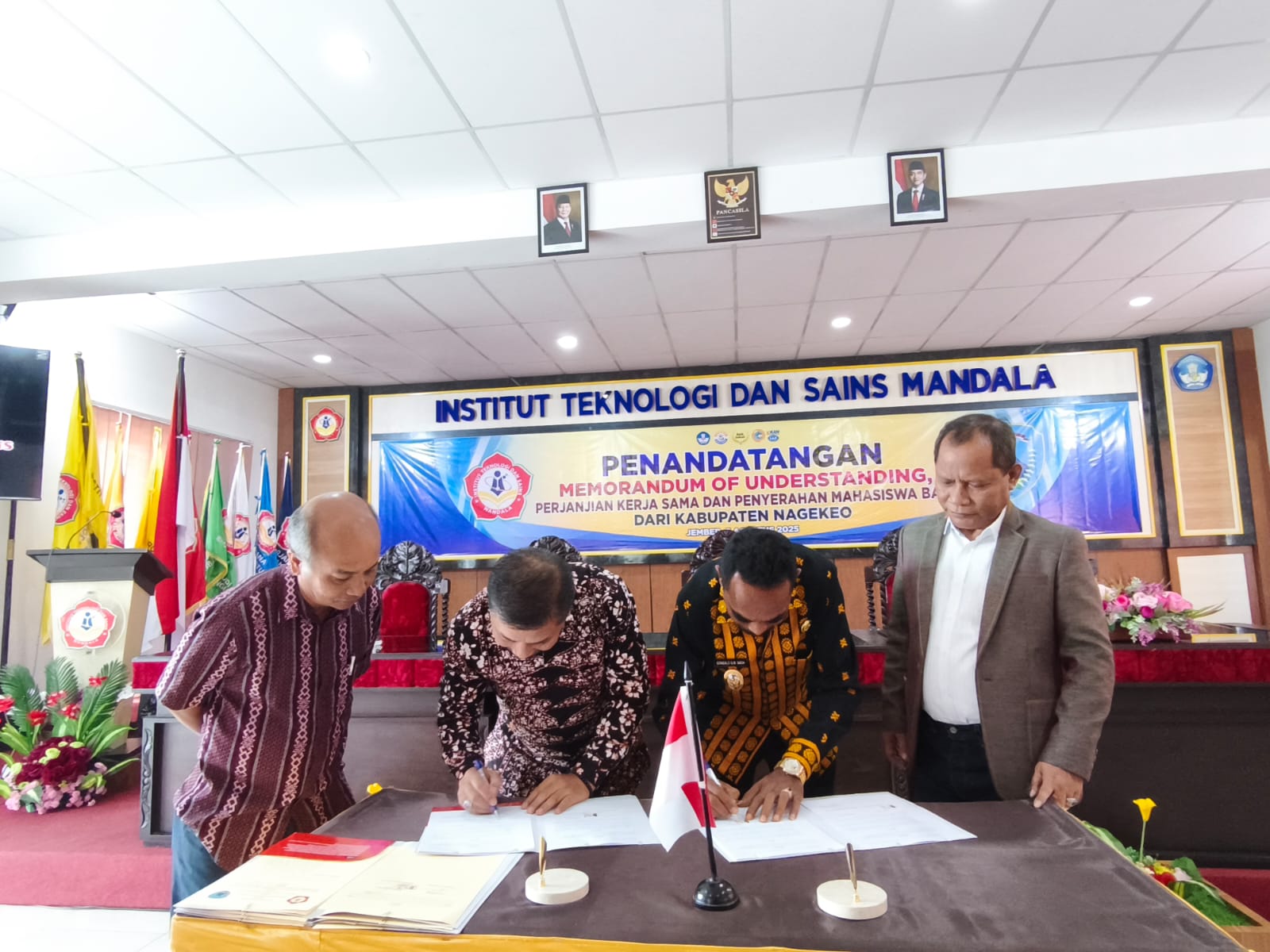 Penandatanganan PKS Antara Pemkab Nagekeo dan ITS Mandala Jember (3)