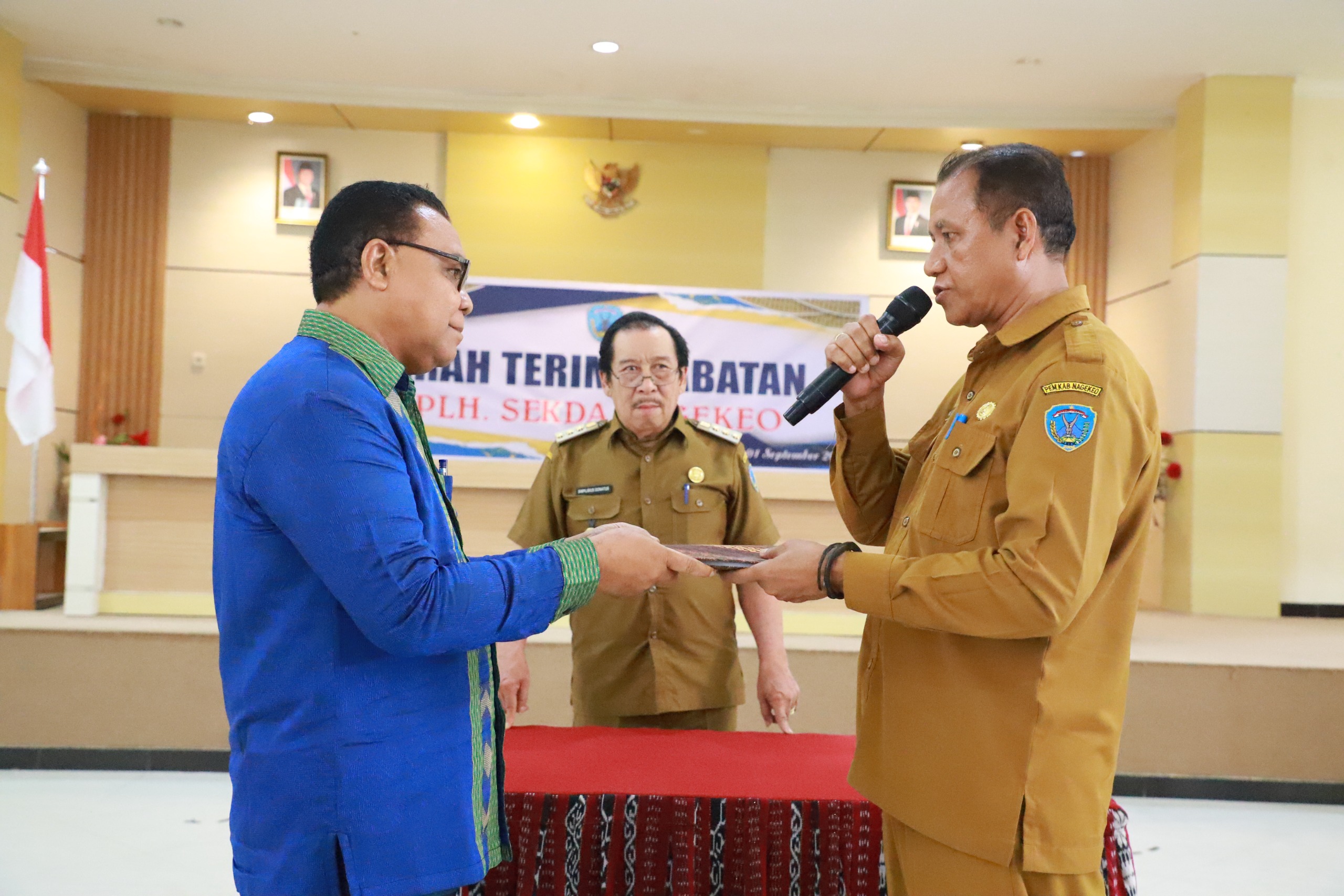 Bupati Nagekeo Hadiri Serah Terima Jabatan Plh. Sekda (1)