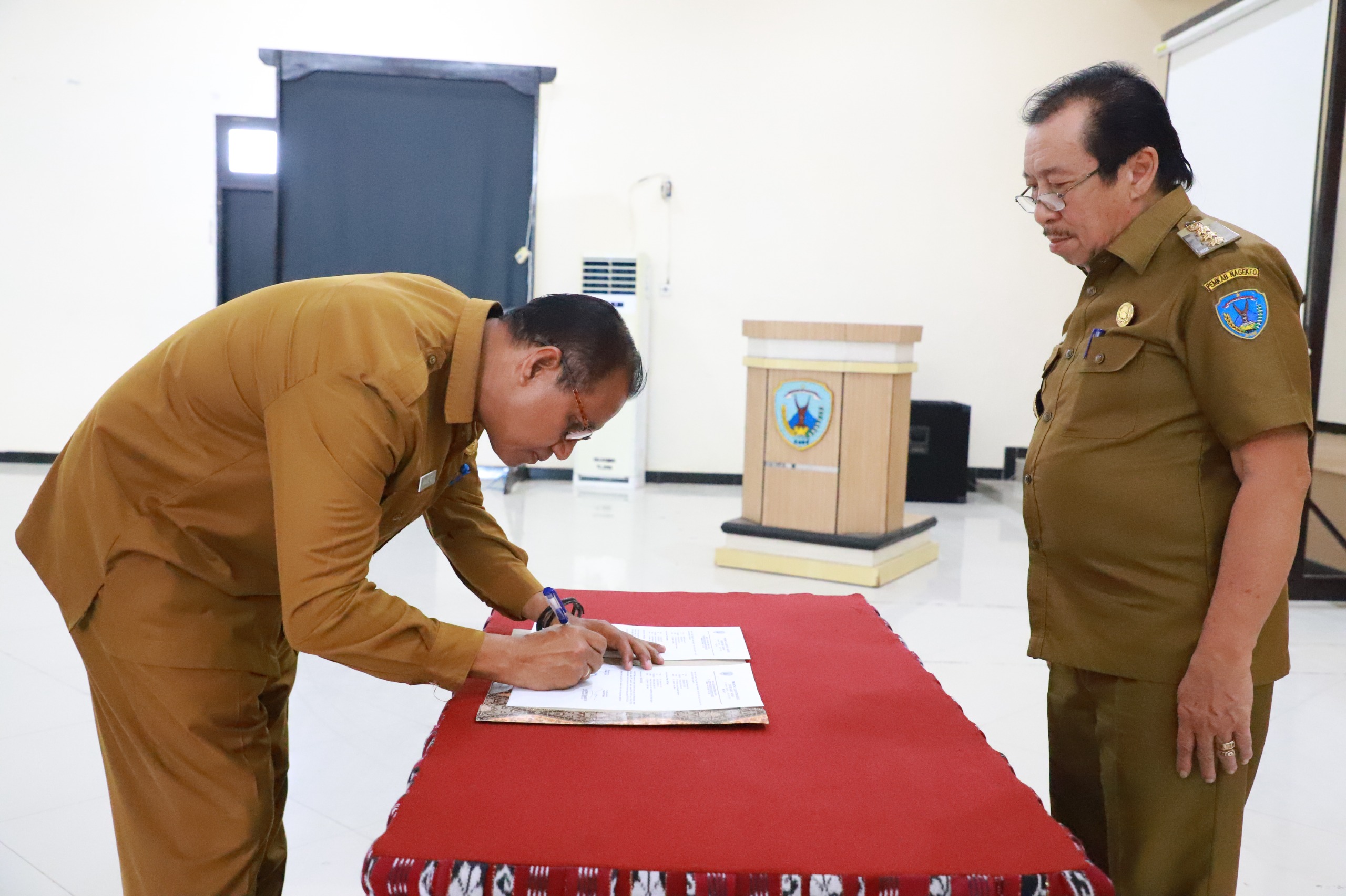 Bupati Nagekeo Hadiri Serah Terima Jabatan Plh. Sekda (2)