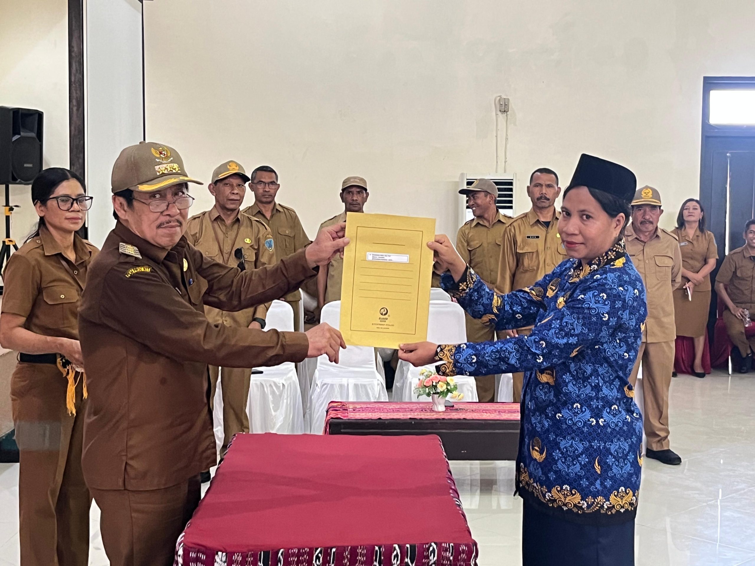 Bupati Nagekeo Serahkan 390 SK Pengangkatan PPPK Lingkup Pemerintah Kabupaten Nagekeo Formasi TA 2024 Tahap 1 & 2 (1)