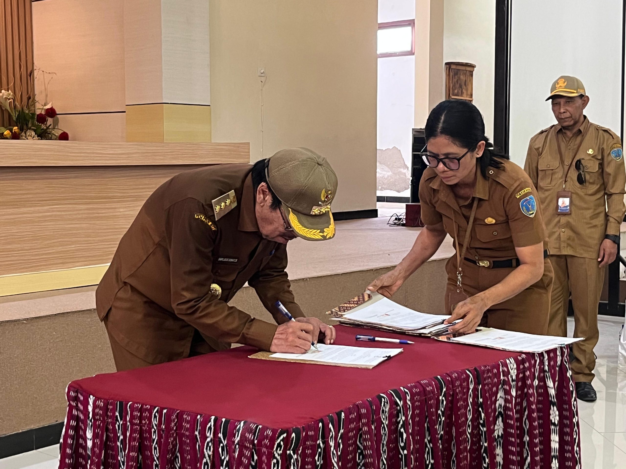 Bupati Nagekeo Serahkan 390 SK Pengangkatan PPPK Lingkup Pemerintah Kabupaten Nagekeo Formasi TA 2024 Tahap 1 & 2 (2)