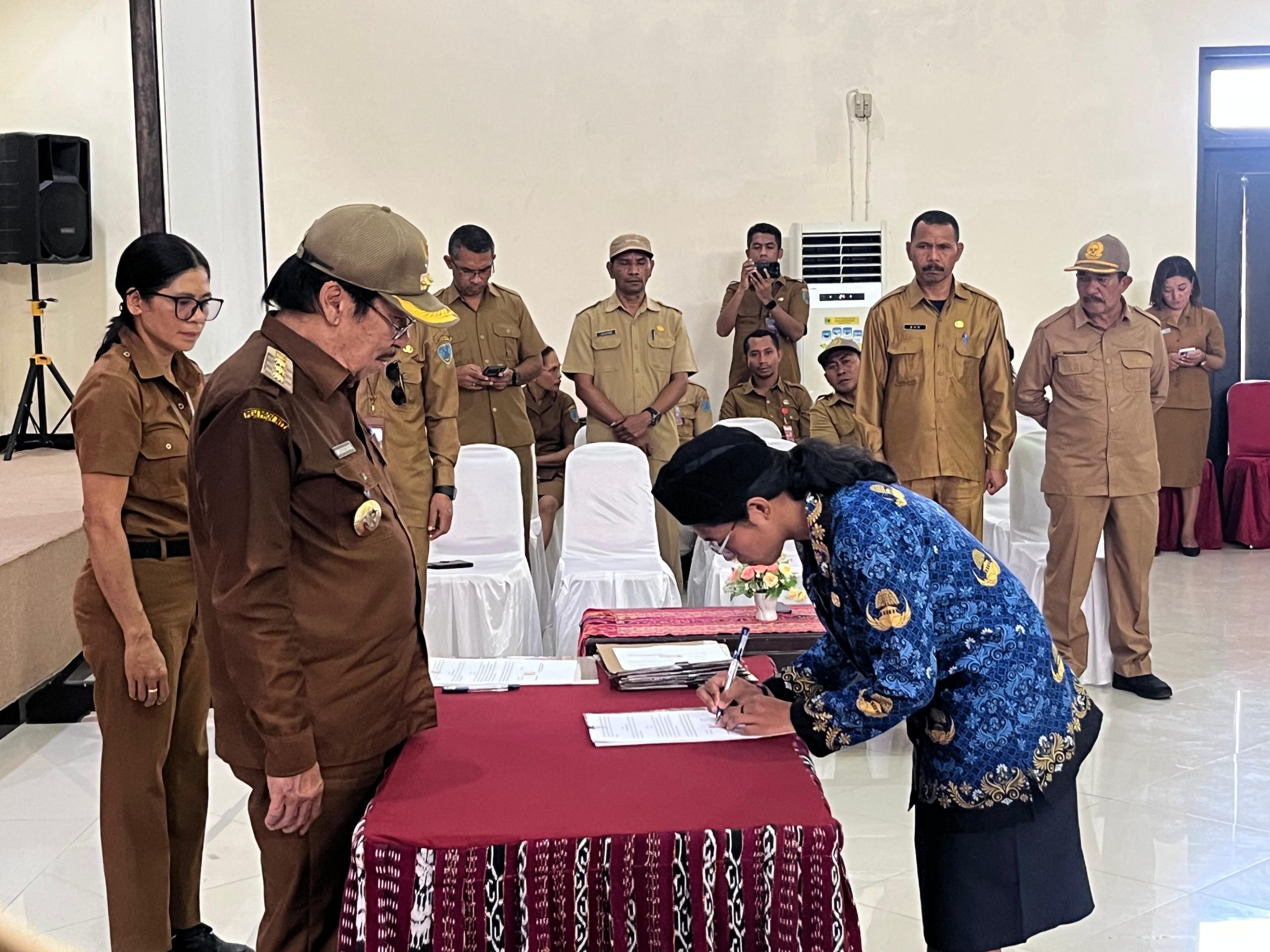 Bupati Nagekeo Serahkan 390 SK Pengangkatan PPPK Lingkup Pemerintah Kabupaten Nagekeo Formasi TA 2024 Tahap 1 & 2 (4)