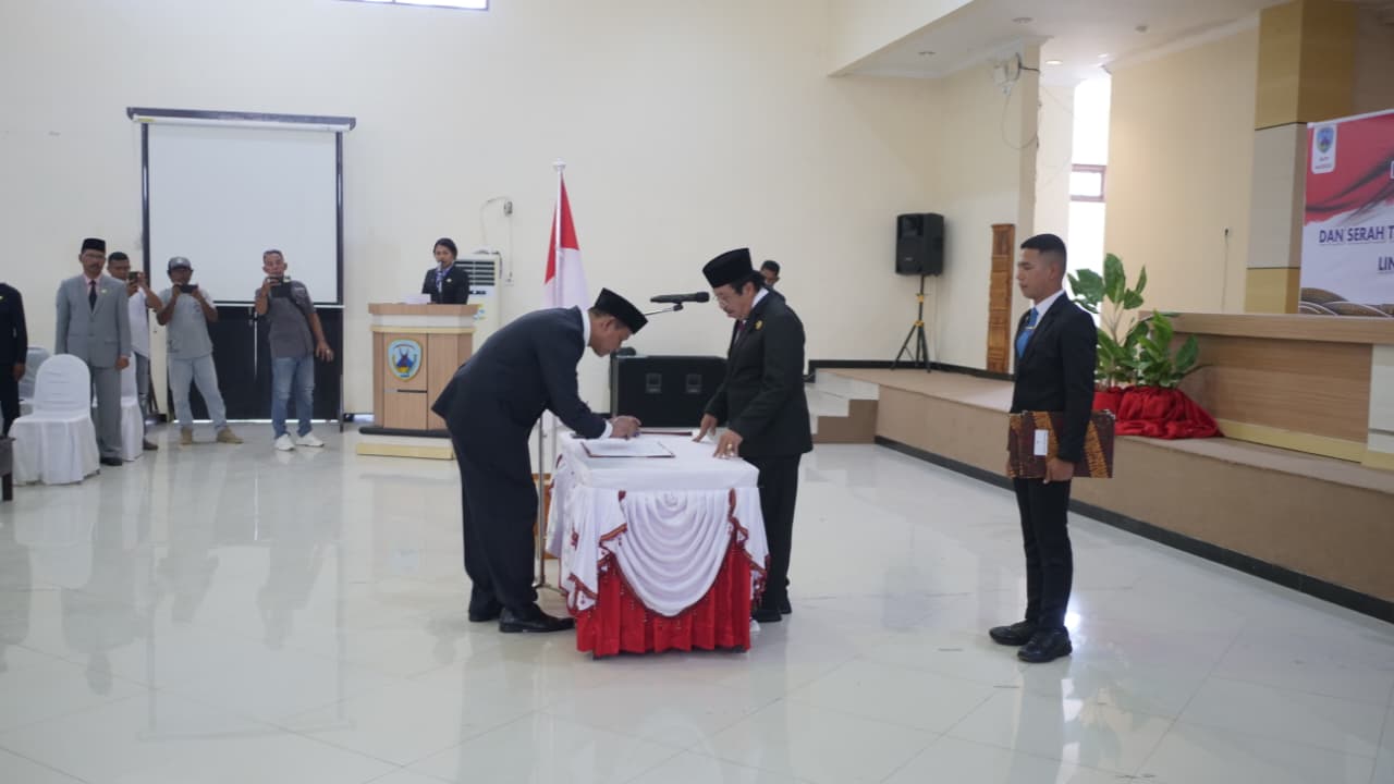 Bupati Nagekeo Lantik Penjabat Sekda dan Ketua Dharma Wanita Persatuan Kabupaten Nagekeo (1)