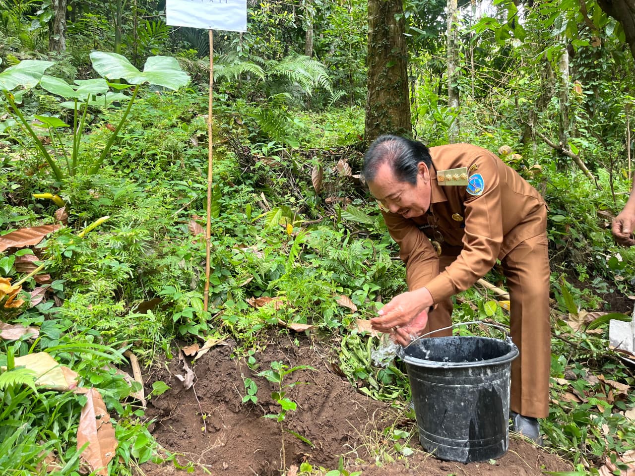 Bupati Nagekeo lakukan Penanaman Pohon Dilokasi Mata Air Bheto Pile - Mundemi (1)