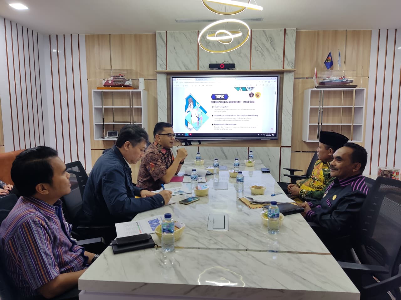 Kunjungan ke Direktorat Sarana Prasarana dan Angkutan Sungai, Danau dan Penyebarangan (SARPRAS ASDP) Kementerian Perhubungan RI berkaitan dengan  permintaan penambahan rute kapal Fery penyebrangan yang menghubungkan Pelabuhan Sape Provinsi NTB dengan Pelabuhan Maropokot  Mbay - Kabupaten Nagekeo, Flores- Provinsi Nusa Tenggara Timur.