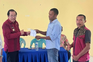 Bupati Nagekeo Serahkan Dana Hibah Rehabilitasi Kapela Stasi Maria Diangkat Ke Surga Lebikewa