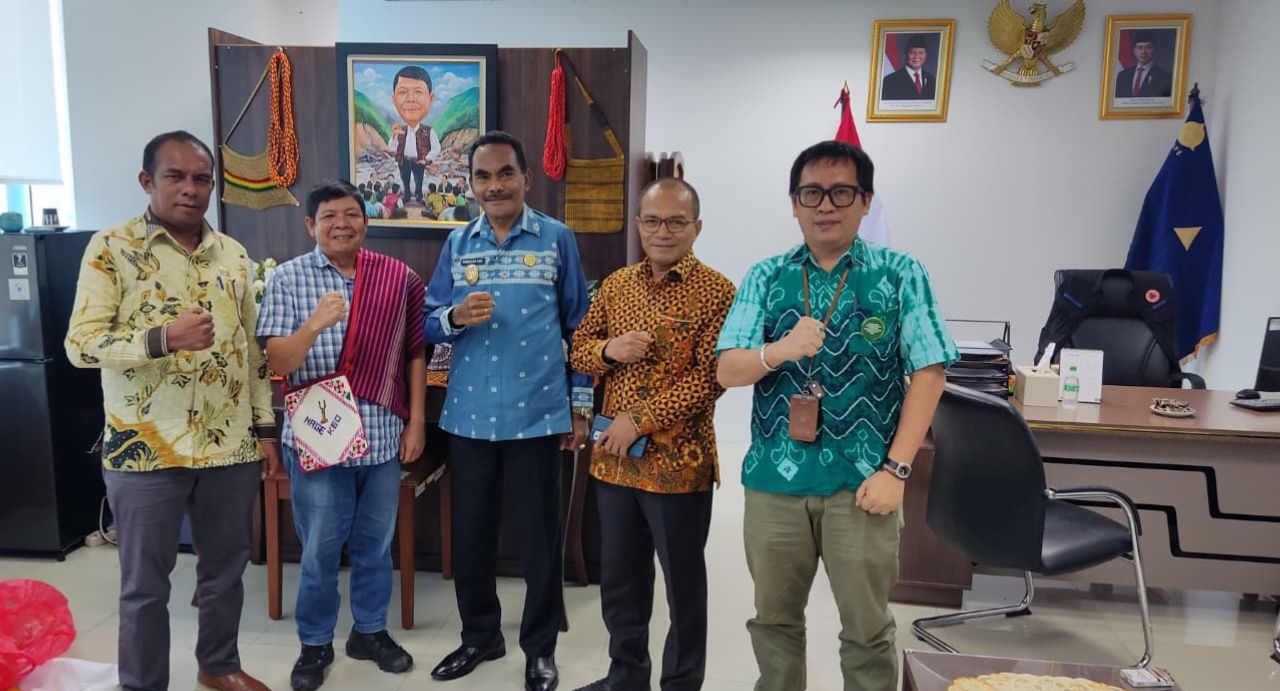Wabup Gonzalo bersama Direktur FPKP, Nelson Harahap dan Anggota DPRD Kabupaten Nagekeo Patrisius Bhoko dan Ketua DPC Partai Demokrat Fredy Amekae